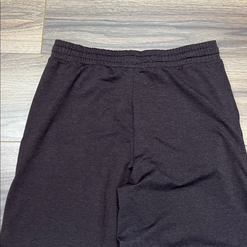 Vuori Halo Essential Wideleg Pant in Raisin Heather Brown Size Medium? - Picture 11 of 12